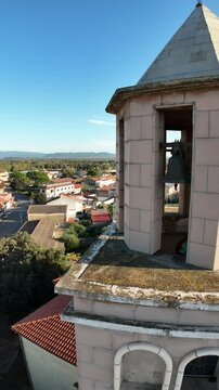 riprese drone della Chiesa parrocchiale di San Giovanni Battista a San Giovanni Suergiu in Sardegna (60 FPS, riprese verticali per social)