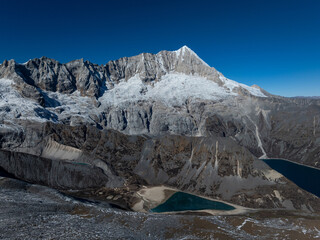 Obraz premium Aerial view of beautiful snow capped mountain and lake landscape in Tibet, China