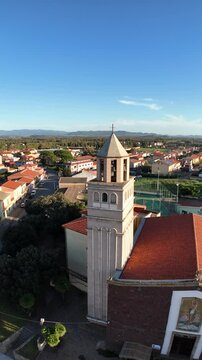 riprese drone della Chiesa parrocchiale di San Giovanni Battista a San Giovanni Suergiu in Sardegna (60 FPS, riprese verticali per social)