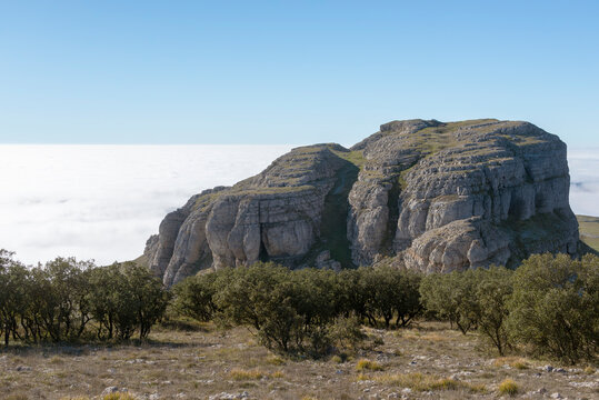 Vista de la pe&ntilde;a El Castillo desde la vecina Pe&ntilde;a Amaya, con un mar de niebla de fondo. Tomada en Amaya, Burgos, en diciembre de 2024.