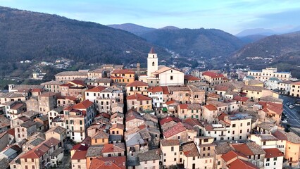 Fototapeta premium Il centro storico di Fiuggi, Frosinone, Lazio, Italia. Vista aerea panoramica della località turistica della ciociaria famosa per l'acqua diuretica..