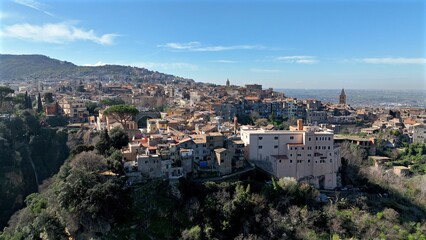 Tivoli, città del Lazio vicino Roma, famosa per le cascate e Villa Adriana. Italia.
Vista aerea del borgo di Tivoli che affaccia sulla valle dove scorre il fiume Aniene.