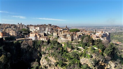 Obraz premium Tivoli, città del Lazio vicino Roma, famosa per le cascate e Villa Adriana. Italia. Vista aerea del borgo di Tivoli che affaccia sulla valle dove scorre il fiume Aniene.