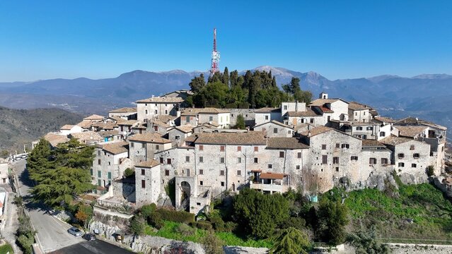 Il borgo medievale di Fumone, Frosinone, Lazio, Italia.
Vista aerea panoramica dell'antico villaggio.
