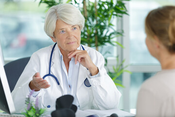 Obraz premium doctor talking to the patient