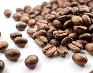 Naklejka premium Dark brown roasted coffee beans isolated on white background closeup shot