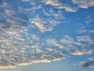 Obraz premium Blue Sky with Scattered White Clouds: A Peaceful Cloudscape