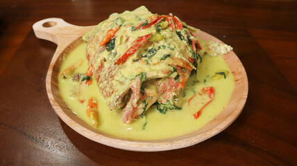 snapper curry in wooden plate