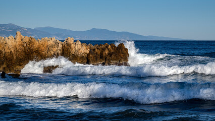 Paysage marin de la Côte d'Azur en hiver au Cap d'Antibes autour des criques de la Garoupe