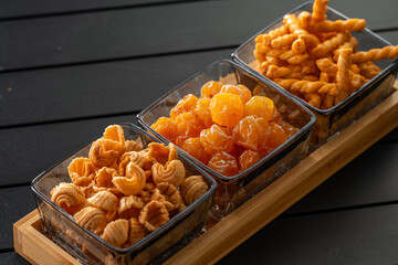 Put the preserved plums in the box