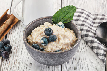 Oats porridge with blueberry