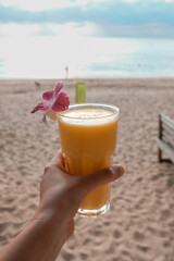 Frischer Mango Shake am Strand