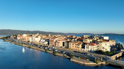 Laguna di Orbetello in Toscana, Italia.
Vista aerea ripresa da drone, del borgo e della laguna che affaccia sul Monte Argentario.