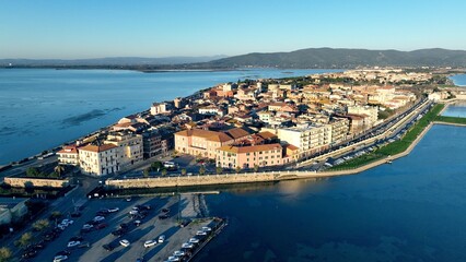 Laguna di Orbetello in Toscana, Italia.
Vista aerea ripresa da drone, del borgo e della laguna che affaccia sul Monte Argentario.