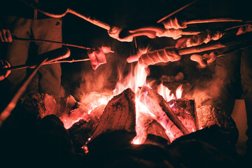 Wintergrillen über einem Lagerfeuer