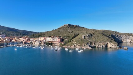 Porto Ercole, esclusiva località turistica di mare in Toscana, Monte Argentario, Italia.
Vista...