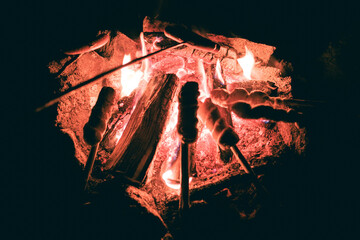Wintergrillen über einem Lagerfeuer