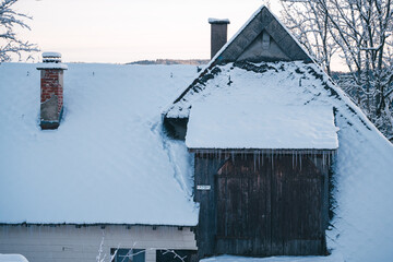 Schneebedecktes Haus im Schwarzwald