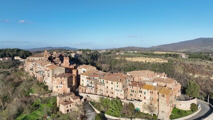 Il borgo medievale di Monteleone d'Orvieto in Umbria, Terni, Italia. Vista panoramica dell'antico borgo, meta turistica di stranieri e villeggianti.