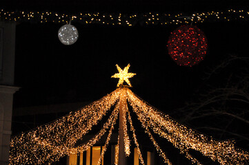 Weihnachtsmarkt dekoriert mit weihnachtlicher Beleuchtung und Stern in der Innenstadt von Cloppenburg
