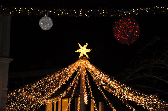 Weihnachtsmarkt dekoriert mit weihnachtlicher Beleuchtung und Stern in der Innenstadt von Cloppenburg
