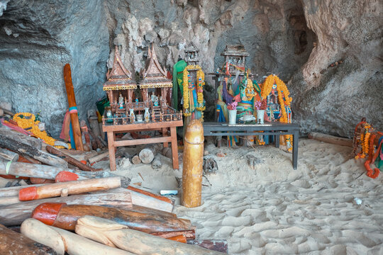 phra nang Schrein f&uuml;r Fruchtbarkeit am Railay Beach