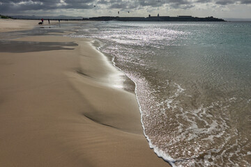 La playa Balneario en la localidad de Tarifa, Cadiz, Andalucia (España) en una mañana soleada de...