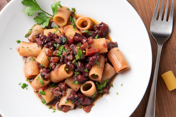 Mezze maniche al ragù di polpo, pasta italiana, ricetta mediterranea 