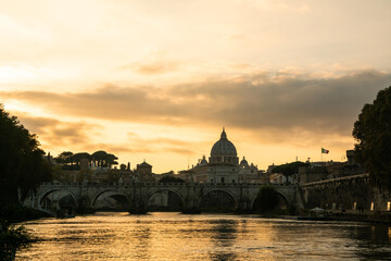 Obraz premium Stunning Sunset Over the Tiber River and Vatican City in Rome, Italy