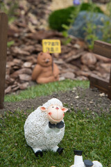 熊注意の看板を持った熊と羊