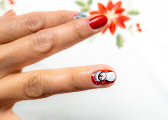 primo piano unghie decorate 