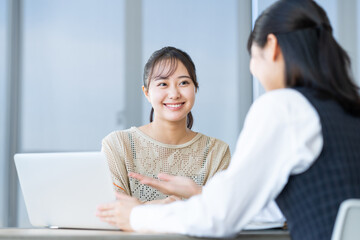 相談する若い女性　撮影協力：学校法人電波学園　東京電子専門学校