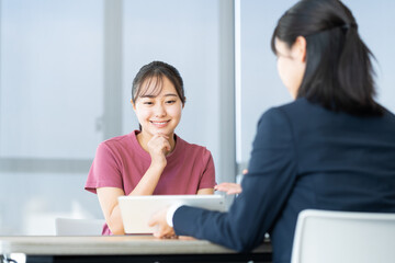 相談する若い女性　撮影協力：学校法人電波学園　東京電子専門学校