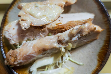 香ばしい鶏肉のグリルとキャベツのシンプルな盛り付け
