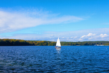 Żaglówka na spokojnym jeziorze, Sailboat on a calm lake