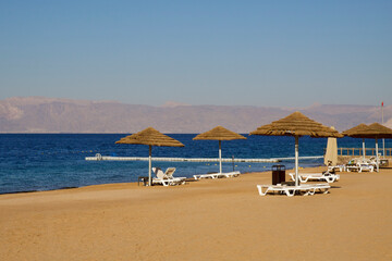 Obraz premium Relax on the beach with umbrellas and sun loungers