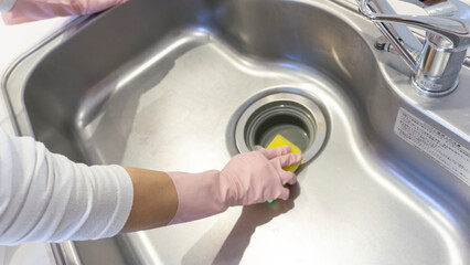 キッチンシンクの掃除 © koni film