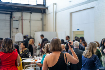 Obraz premium guests watching at a wedding a ceremony celebrating with the husband and bride