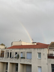 Arc en ciel au dessus d'un immeuble à Montpellier