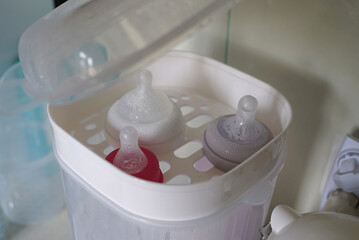 Sterilisation von Kindergeschirr zu Hause