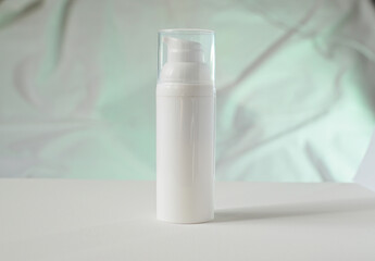 Serum-Pumpflasche. Kosmetische Pumpspenderflaschen für Foundation. Airless-Verpackungsmodell. Plastikverpackung für Feuchtigkeitscreme-Essenz, 3D-Vorlage für Hautpflegemittel. Gesichts-Make-up-Basis. 