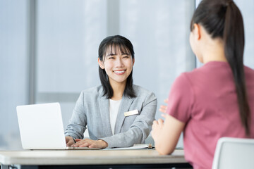Fototapeta premium 若い女性の相談にのるビジネスウーマン 撮影協力：学校法人電波学園 東京電子専門学校