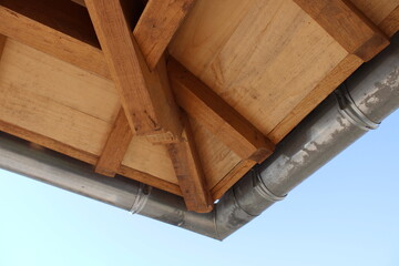 Gouttière en zinc gris sur le auvent en bois