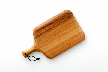 白背景に置いた木製のカッティングボード　Wooden cutting board seen from above