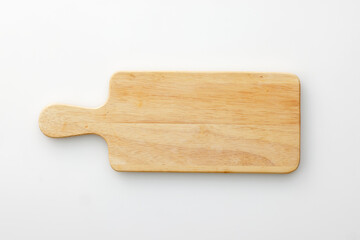 白背景に置いた木製のカッティングボード　Wooden cutting board seen from above
