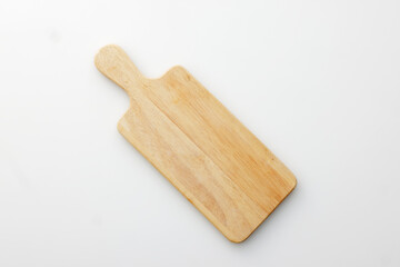 白背景に置いた木製のカッティングボード　Wooden cutting board seen from above