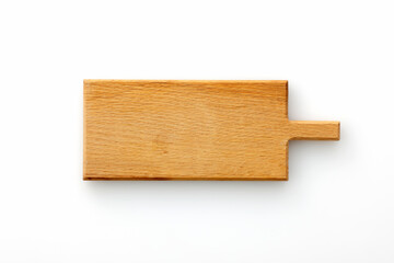 白背景に置いた木製のカッティングボード　Wooden cutting board seen from above