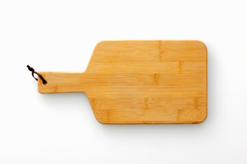 白背景に置いた木製のカッティングボード　Wooden cutting board seen from above