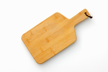 白背景に置いた木製のカッティングボード　Wooden cutting board seen from above