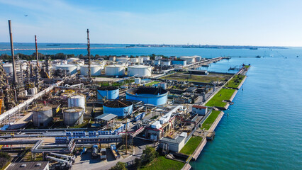 Indústria de Fusina, localizada perto de Veneza, Itália, com suas grandes instalações industriais, tanques e infraestrutura, representando a produção e o setor industrial da região © RNL Fotografia